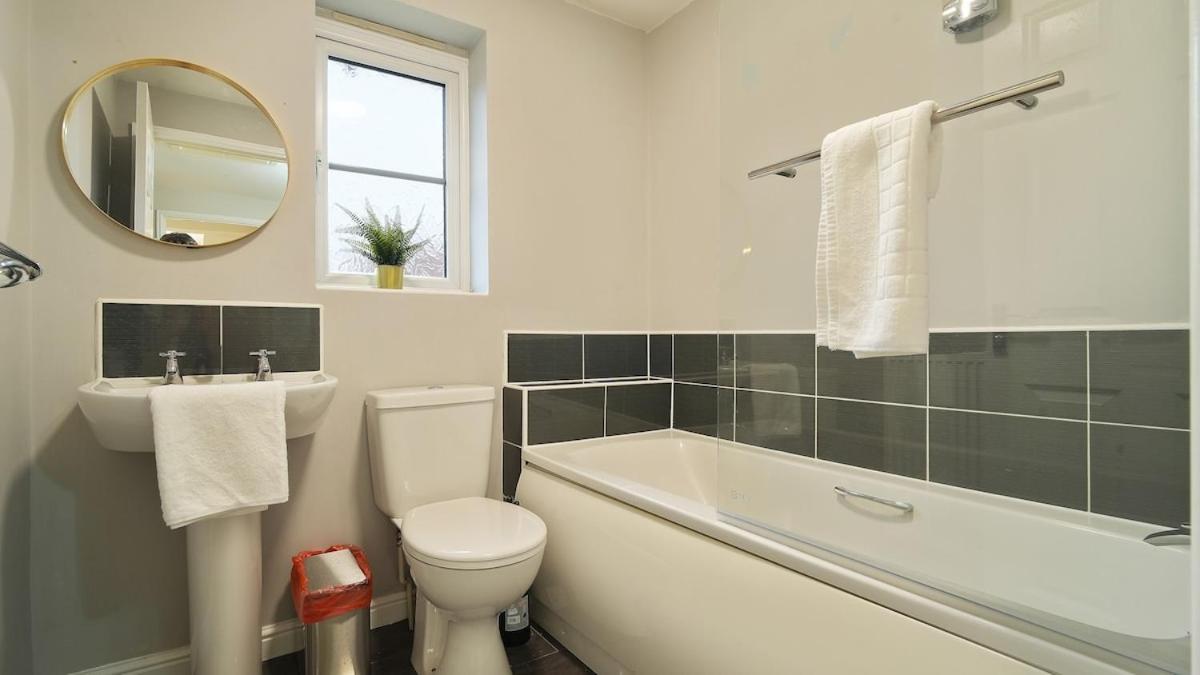 Spacious 2 Bedroom House In Holiday home *